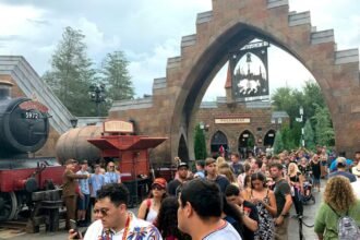 14 Expert-Approved Hacks for Surviving Long Theme Park Lines With Kids