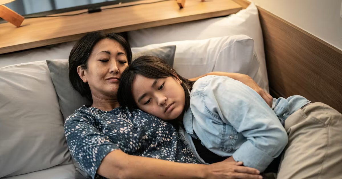 Why Teens Love To Open Up At Bedtime, According To Therapists