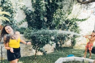 If You Want Your Kid To Have A '90s Summer, You Have To Be A '90s Summer Mom