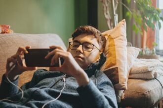 Is Your Teen “Sh*tting The Nest”? Experts Explain This Behavioral Phase