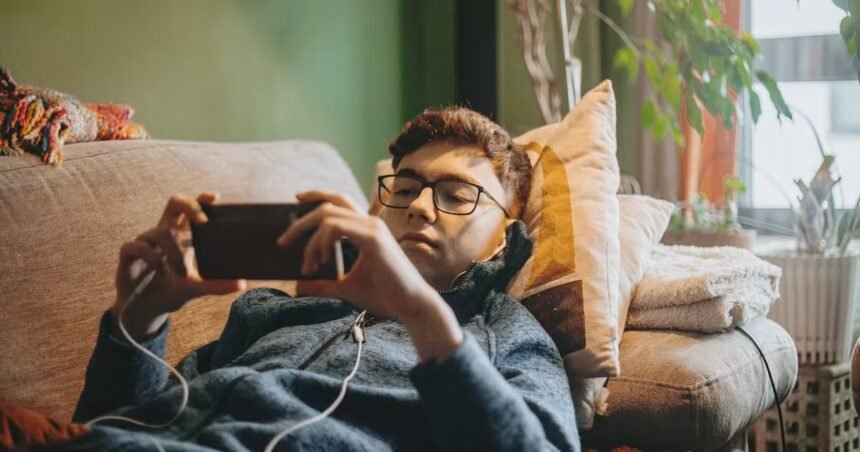 Is Your Teen “Sh*tting The Nest”? Experts Explain This Behavioral Phase
