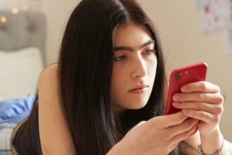 What Are ‘iPad Kids’ Turning Into As Teens? Teachers & Psychologists Answer